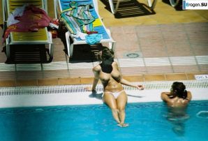 Girls sunbathe topless near the pool. Thumb 14