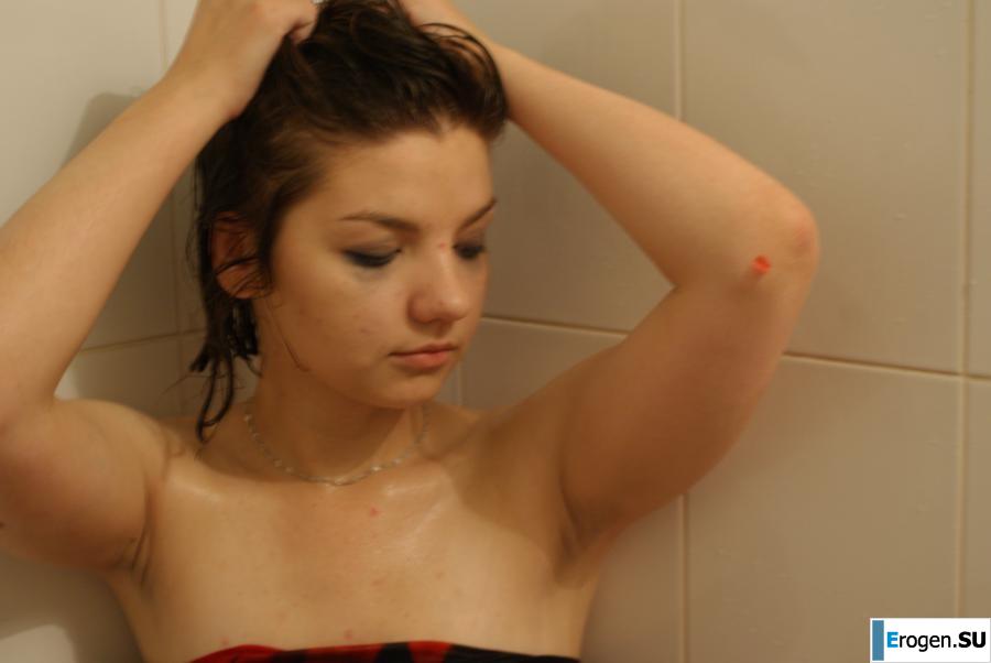 The girl in the bathroom plays with wax. Part 2. Photo 10