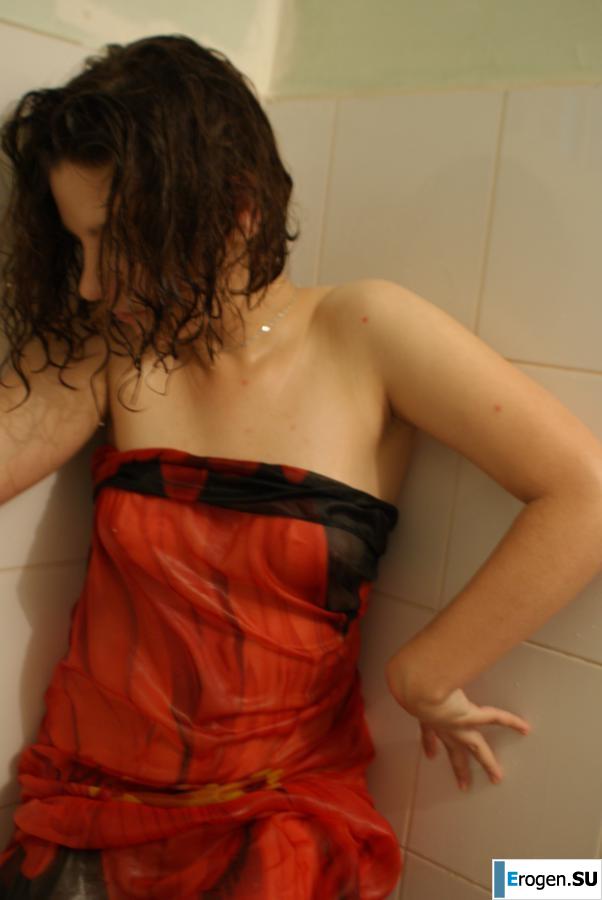 The girl in the bathroom plays with wax. Part 2. Photo 4