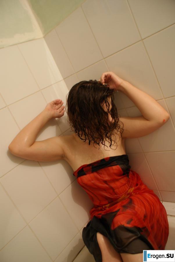 The girl in the bathroom plays with wax. Part 2. Photo 7
