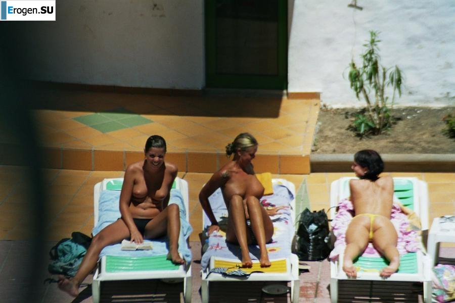 Девушки загорают топлесс возле бассейна. Часть 3. Фото 13