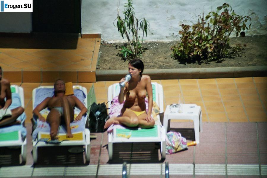 Девушки загорают топлесс возле бассейна. Часть 3. Фото 16