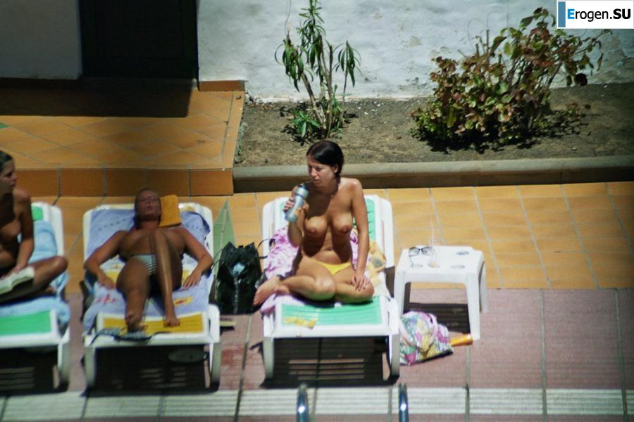 Девушки загорают топлесс возле бассейна. Часть 3. Фото 17