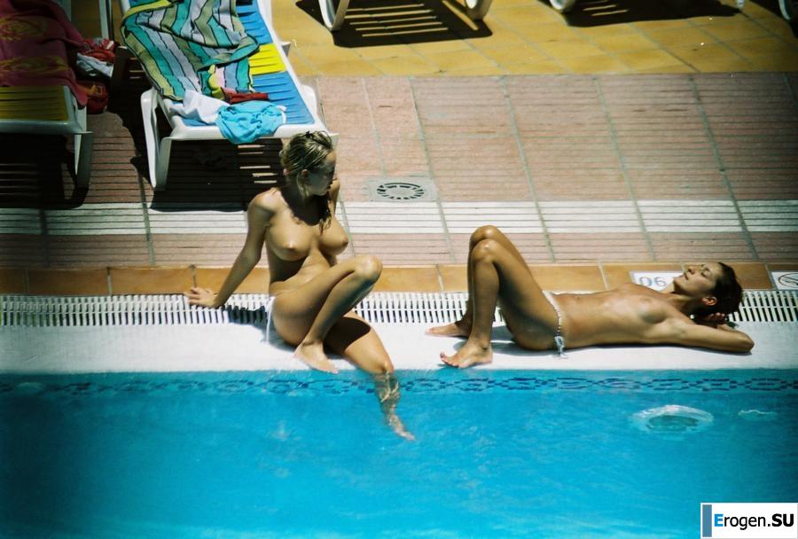Девушки загорают топлесс возле бассейна. Часть 3. Фото 26