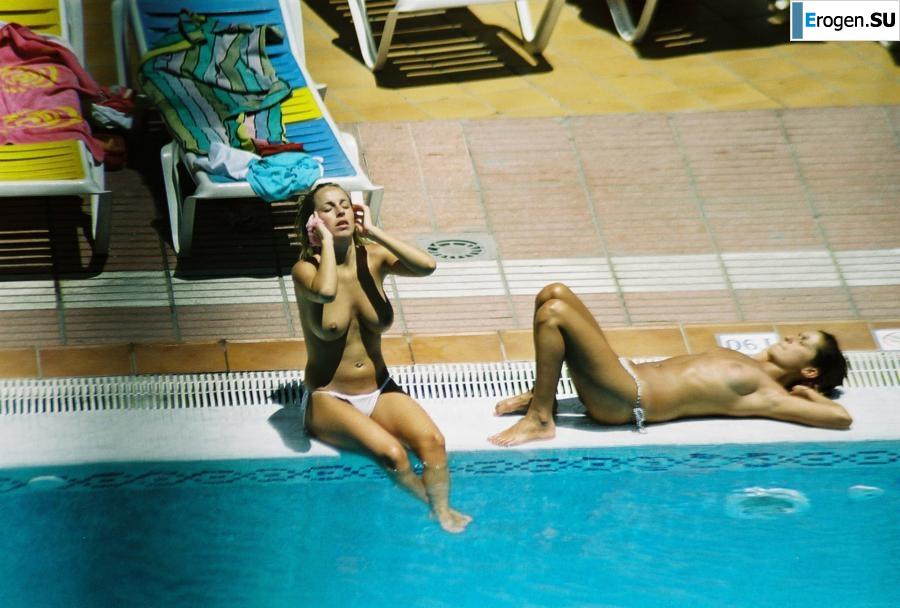 Девушки загорают топлесс возле бассейна. Часть 3. Фото 31