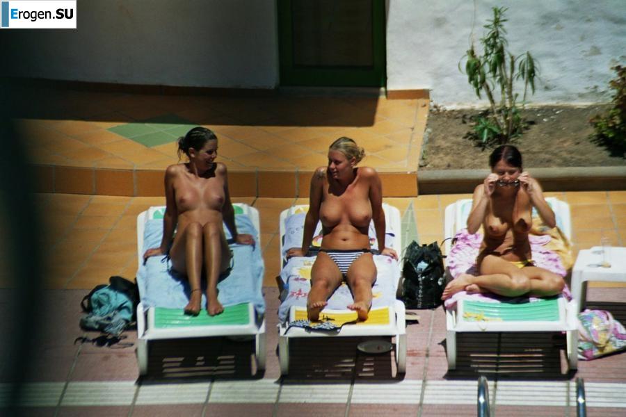 Девушки загорают топлесс возле бассейна. Часть 3. Фото 6