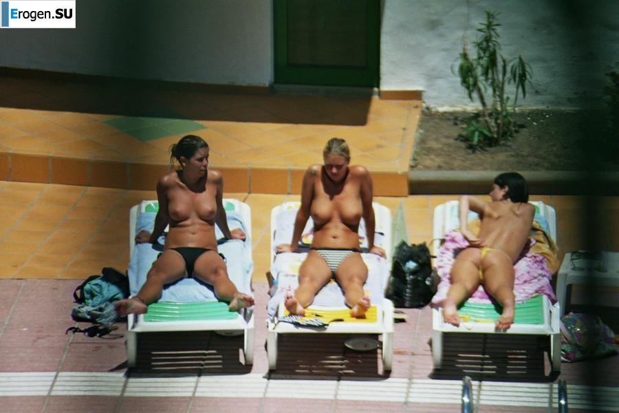 Девушки загорают топлесс возле бассейна. Часть 3. Фото 8