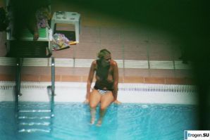 Девушки загорают топлесс возле бассейна. Часть 3. Эскиз 10