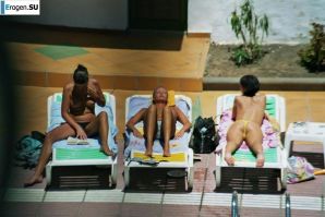 Девушки загорают топлесс возле бассейна. Часть 3. Эскиз 14