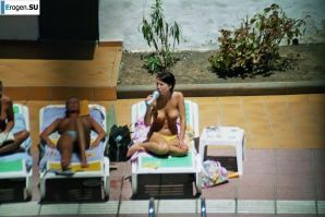 Девушки загорают топлесс возле бассейна. Часть 3. Эскиз 16