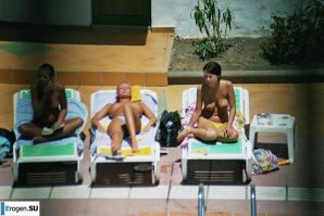 Девушки загорают топлесс возле бассейна. Часть 3. Эскиз 18