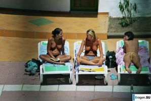 Девушки загорают топлесс возле бассейна. Часть 3. Эскиз 19