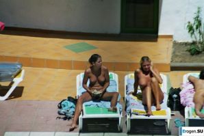 Девушки загорают топлесс возле бассейна. Часть 3. Эскиз 20