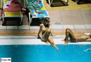 Девушки загорают топлесс возле бассейна. Часть 3. Эскиз 27