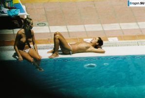 Девушки загорают топлесс возле бассейна. Часть 3. Эскиз 28