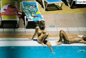 Девушки загорают топлесс возле бассейна. Часть 3. Эскиз 33