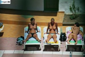 Девушки загорают топлесс возле бассейна. Часть 3. Эскиз 7