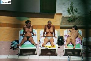 Девушки загорают топлесс возле бассейна. Часть 3. Эскиз 8