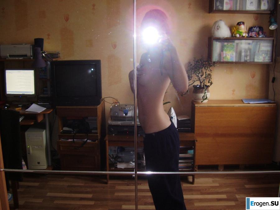 A beautiful girl takes a picture of herself. Photo 23