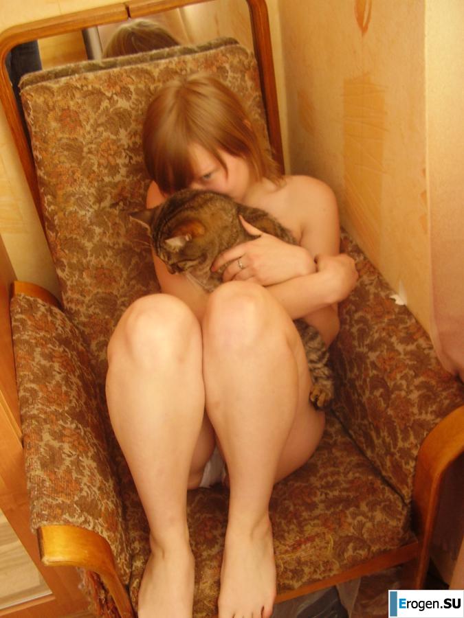 A beautiful girl takes a picture of herself. Photo 9