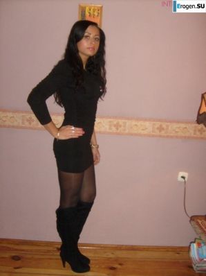 Beautiful Brunette. Thumb 6