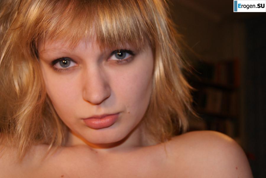 A beautiful girl takes a picture of herself. Part 2. Photo 23