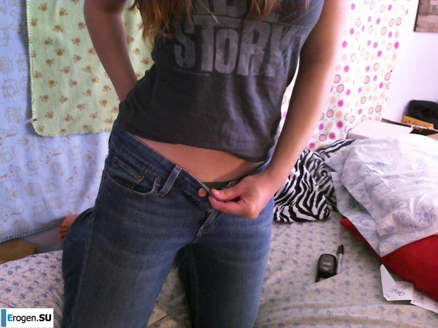 He grimaces and takes a picture of himself. Photo 28