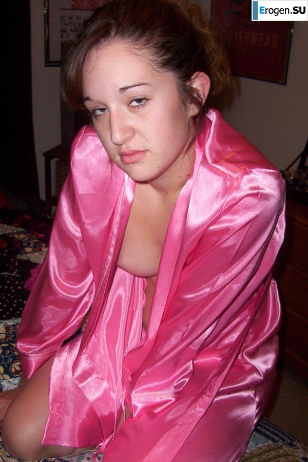 Curly-haired brunette. Photo 29