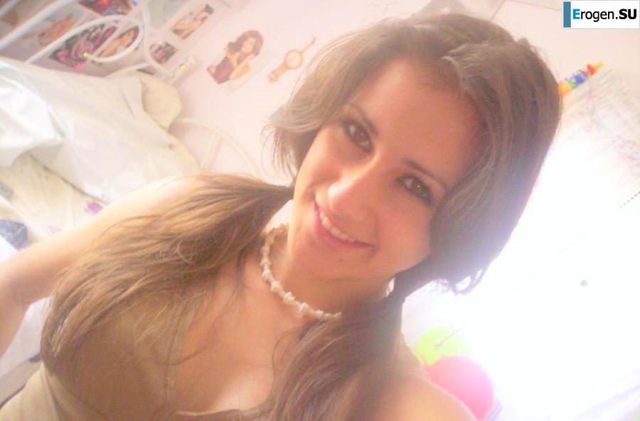 Красивая болгарка позирует дома и на пляже. Фото 11