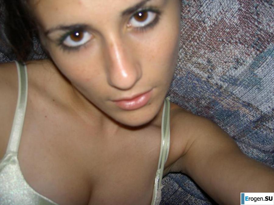 Красивая болгарка позирует дома и на пляже. Фото 15