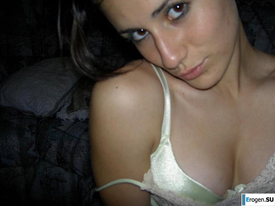 Красивая болгарка позирует дома и на пляже. Фото 17