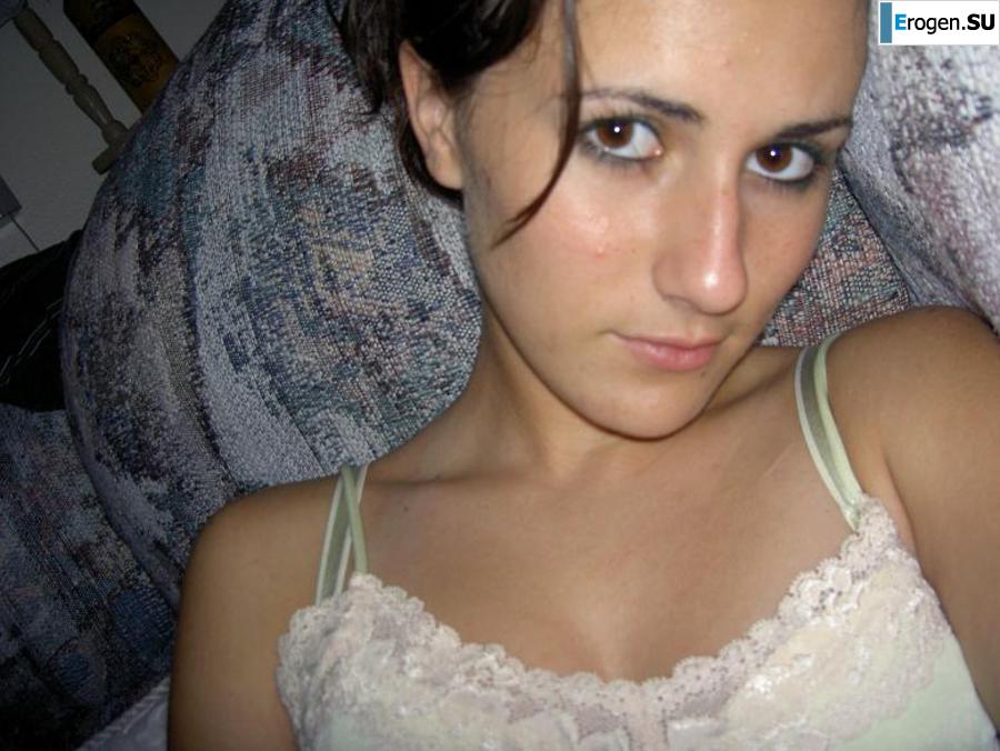 Красивая болгарка позирует дома и на пляже. Фото 28