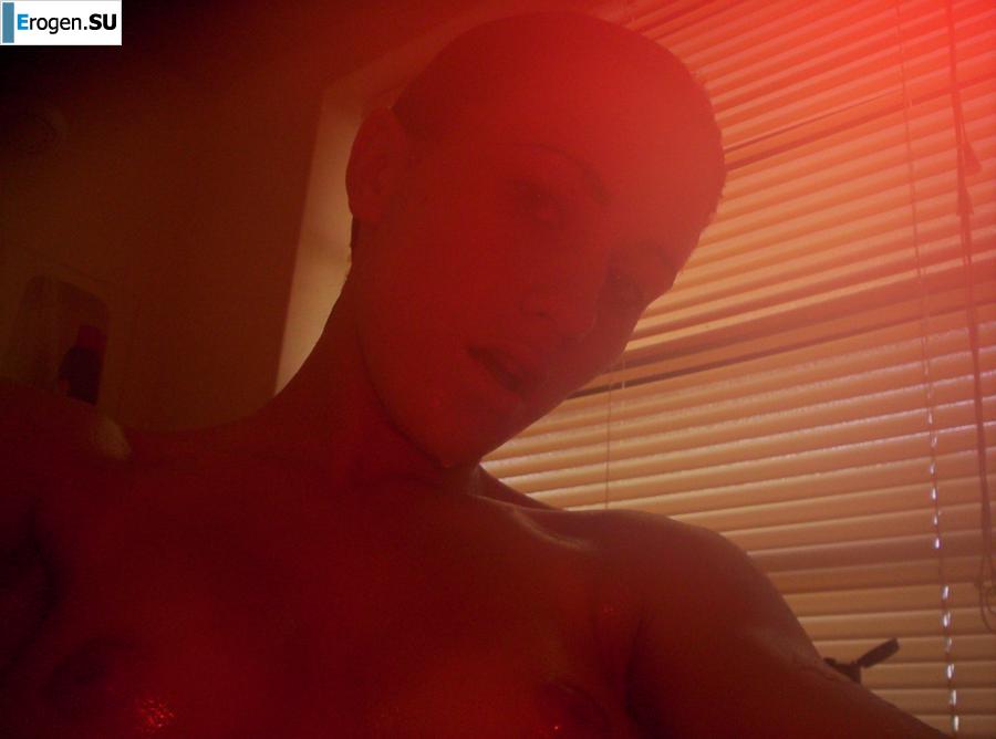 Красивая болгарка позирует дома и на пляже. Фото 39