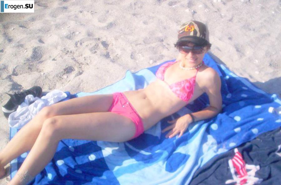 Красивая болгарка позирует дома и на пляже. Фото 9