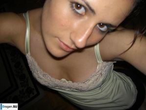 Красивая болгарка позирует дома и на пляже. Эскиз 12