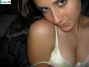 Красивая болгарка позирует дома и на пляже. Эскиз 16