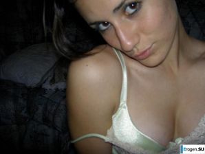 Красивая болгарка позирует дома и на пляже. Эскиз 17