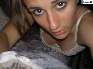 Красивая болгарка позирует дома и на пляже. Эскиз 19