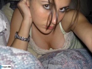 Красивая болгарка позирует дома и на пляже. Эскиз 21