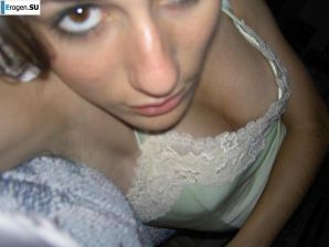 Красивая болгарка позирует дома и на пляже. Эскиз 24