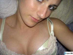 Красивая болгарка позирует дома и на пляже. Эскиз 25