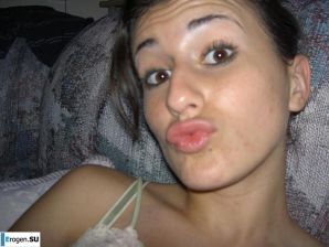 Красивая болгарка позирует дома и на пляже. Эскиз 27