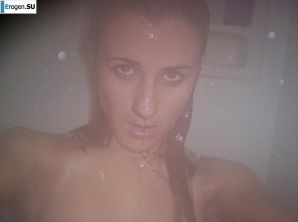 Красивая болгарка позирует дома и на пляже. Эскиз 35