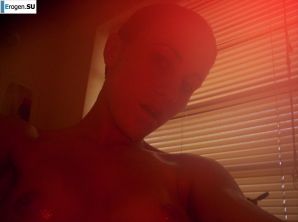 Красивая болгарка позирует дома и на пляже. Эскиз 39