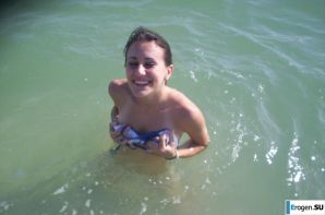 Красивая болгарка позирует дома и на пляже. Эскиз 5