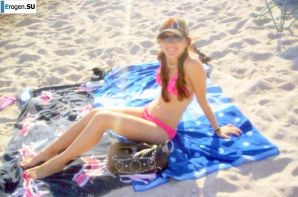 Красивая болгарка позирует дома и на пляже. Эскиз 8