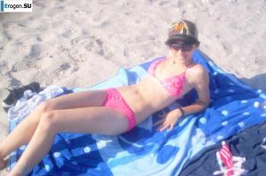 Красивая болгарка позирует дома и на пляже. Эскиз 9