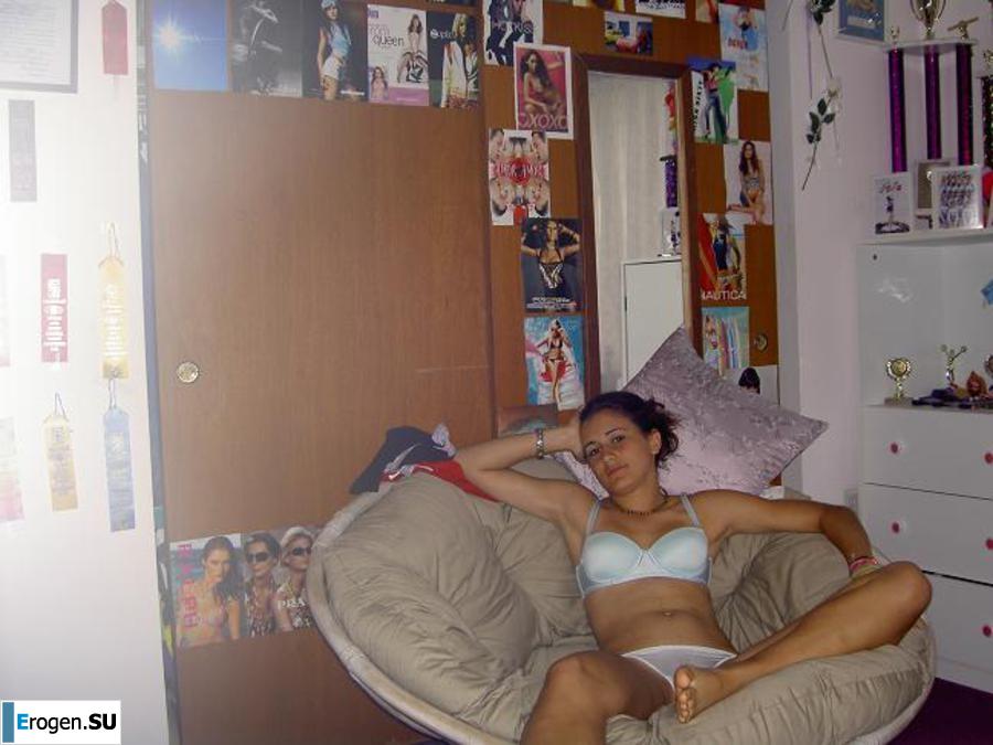 A beautiful Bulgarian posing at home and on the beach. Part 5. Photo 17