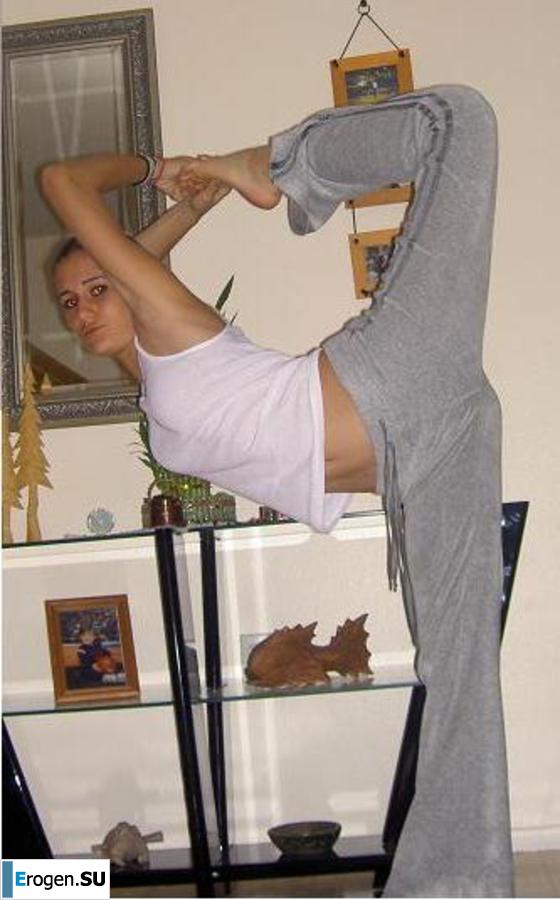 A beautiful Bulgarian posing at home and on the beach. Part 5. Photo 25