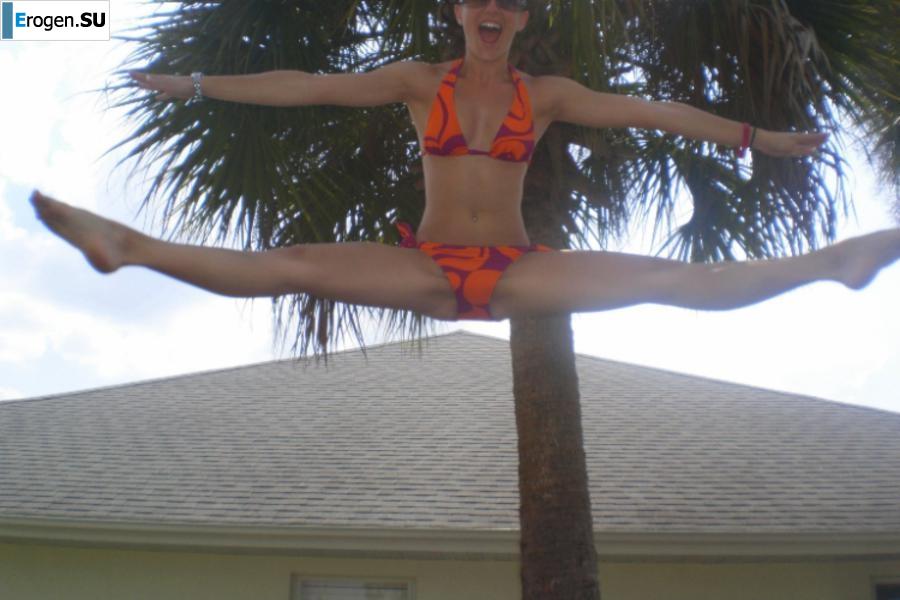 A beautiful Bulgarian posing at home and on the beach. Part 5. Photo 27